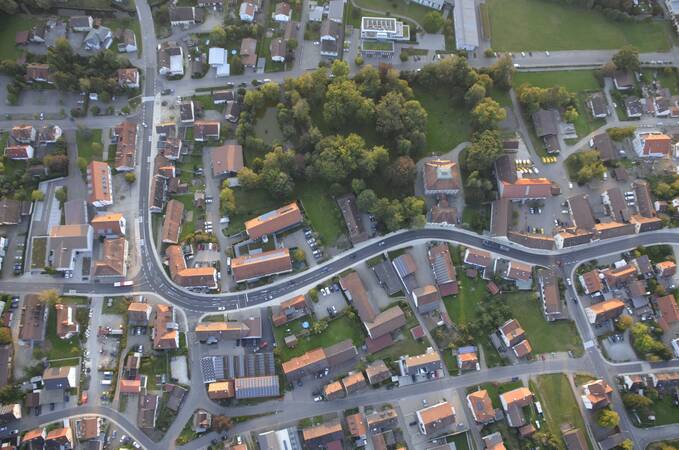 Luftbild von der Ortsdurchfahrt in Schwendi