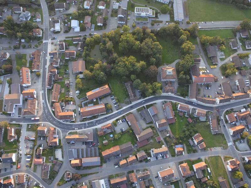 Luftbild von der Ortsdurchfahrt in Schwendi