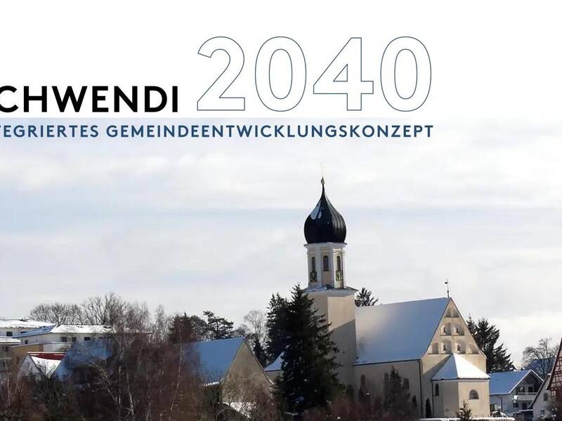 Das Bild zeigt eine verschneite Dorfkulisse mit einer Kirche im Vordergrund und der Aufschrift "Schwendi 2040 Integriertes Gemeindeentwicklungskonzept" oben im Bild.