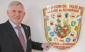  Herrn Gerhard Maurer neben dem Wappen des Städtebund