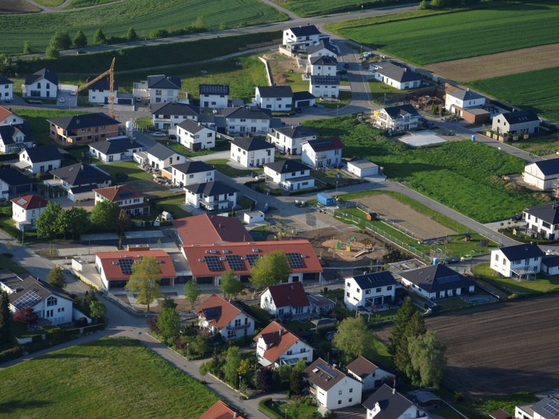 Luftbild des Neubaugebiet Pfaffenkreuz, in der Mitte sieht man den Kindergarten St. Franziskus