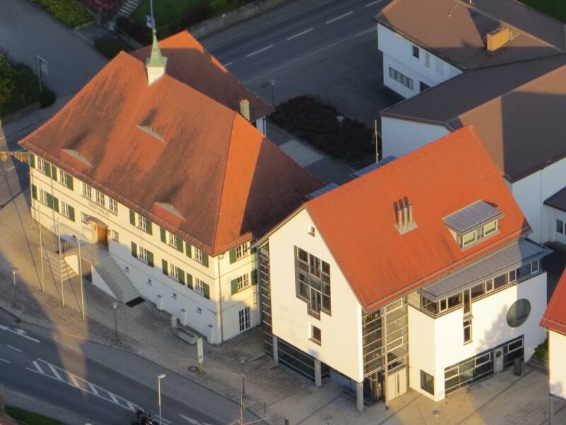 Luftbild vom Rathaus in Schwendi, im linken Bildbereich ist das alte Rathaus zusehen im rechten Bereich der Neubau
