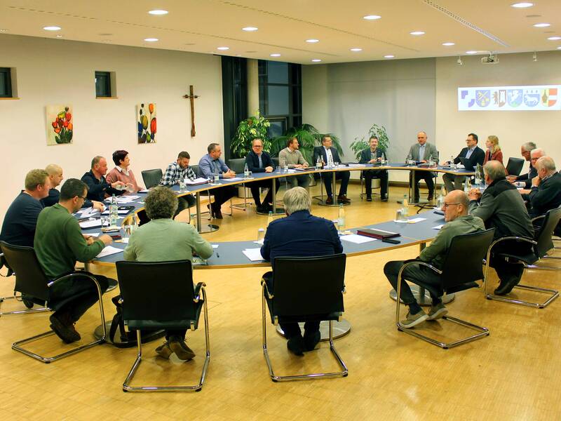 Ovaler Tisch an dem der gesamte Gemeinderat der Gemeinde Schwendi sitzt.